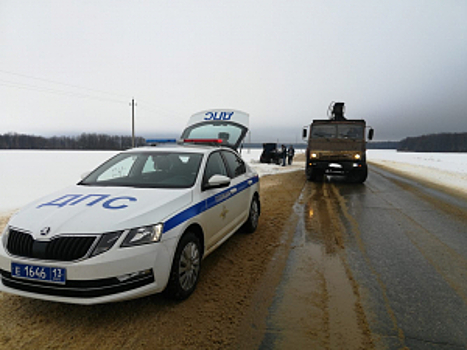 В Мордовии сотрудники Госавтоинспекции помогли водителю, автомобиль которого съехал с проезжей части в сугроб