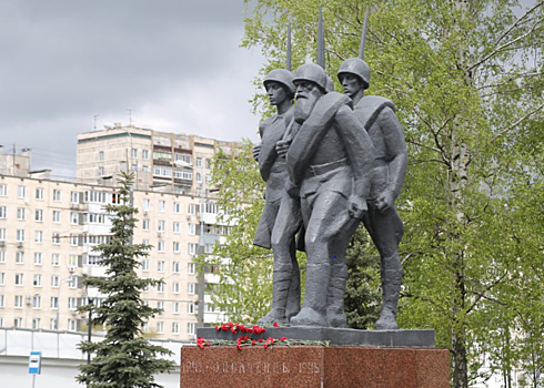 Префект СЗАО возложил цветы к памятнику в сквере на пересечении улицы Народного ополчения и проспекта Маршала Жукова