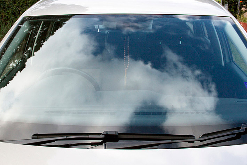 В дождливую погоду можно посыпать лобовое стекло содой, а затем протереть влажной тканью. Сода будет отталкивать воду, и видимость будет лучше.