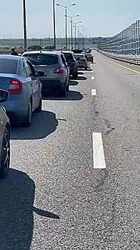 Опубликовано видео многокилометровой пробки на подъезде к Крымскому мосту