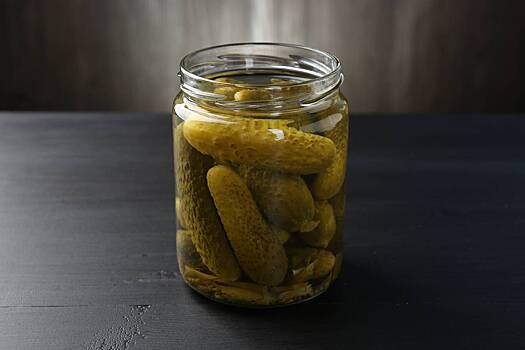 Россиянин нашел червей в маринованных огурцах