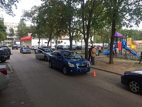 Восьмилетняя девочка попала под колеса Chevrolet во дворе дома