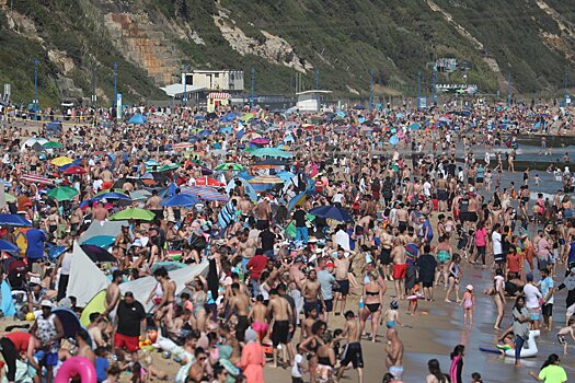 Туристы в Испании оккупировали пляжи