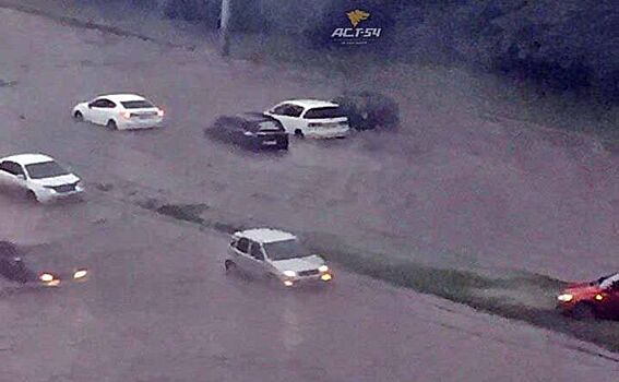 Машины утонули в потоке воды на Ипподромской