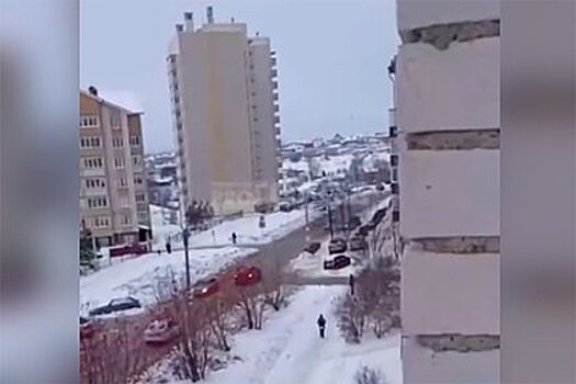 Пытавшийся уехать от шести экипажей российской полиции водитель попал на видео
