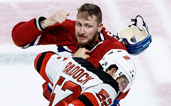Канадский хоккеист сломал сопернику лицо одним ударом. Он хочет в НХЛ, но ему пора в ММА