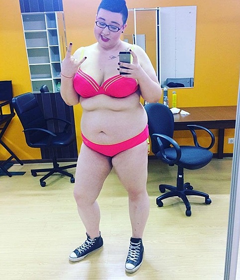 В реальности Саша совсем недавно выглядела вот так. Она постоянно публикует подобные фотографии и считает, что лишний вес — не повод стесняться своего тела. Но большинство подписчиков с ней совсем не согласны.
