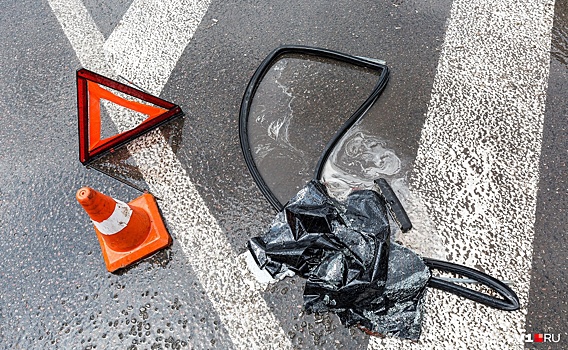 «Шел с тростью и катетером в руке»: в Волгограде под колесами иномарки погиб 81 — летний пенсионер