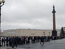 Очередь через всю Дворцовую площадь образовалось к Эрмитажу из-за бесплатного входа