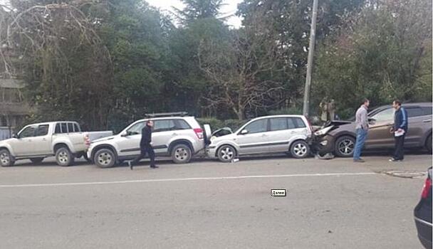 «Паровозик»: в центре Сочи произошла массовая авария с участием семи автомобилей
