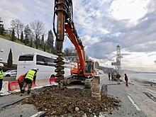 В Сочи для укрепления оползневого участка федеральной дороги установили временные сваи
