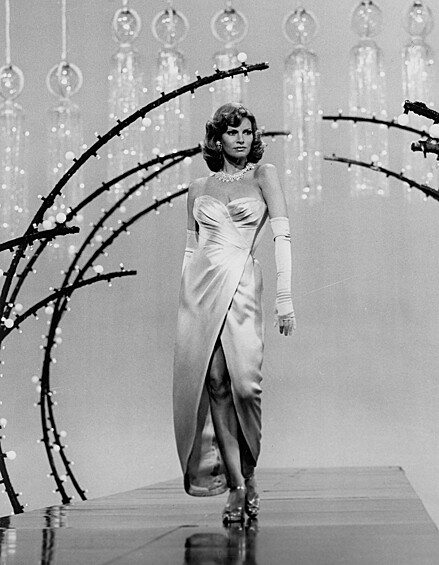 Она родилась в 1940 году. В юности девушка работала моделью, официанткой, ведущей прогноза погоды, пока не встретила голливудского агента.