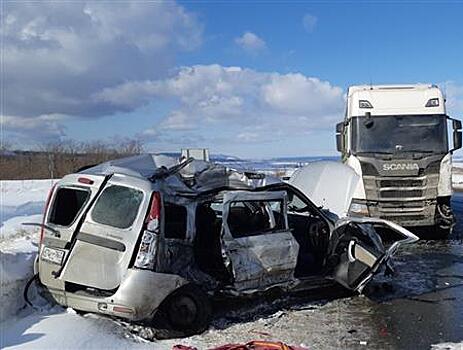 Под Самарой произошло еще одно смертельное ДТП с грузовиком и легковушкой