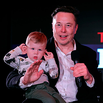 Илон Маск поделился редкими фотографиями своего сына во время посещения офиса Twitter