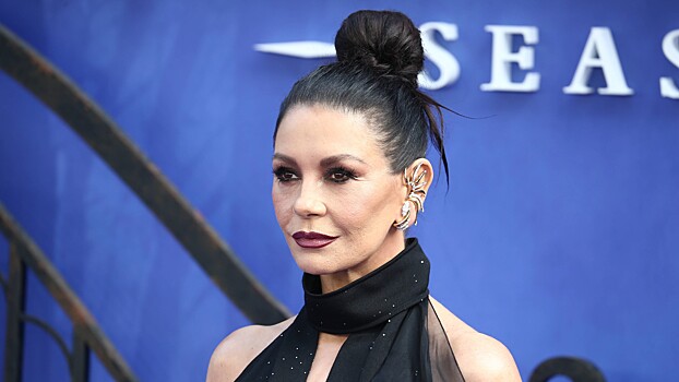 Кэтрин Зета-Джонс вышла в свет в «голом» платье