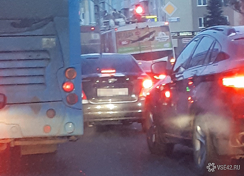 Троллейбусы и трамваи перегородили дорогу у Парка Ангелов в Кемерове