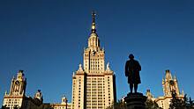 В Москве задержали залезших на звезду здания МГУ руферов