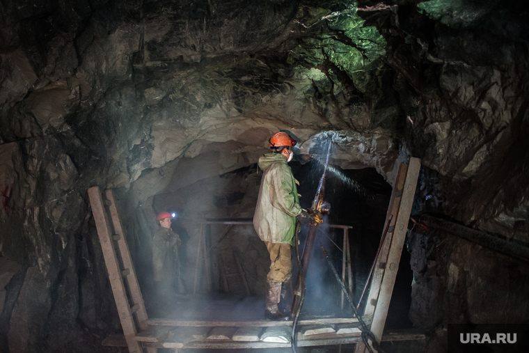 Создан штаб по спасению свердловских шахтеров из-под завала