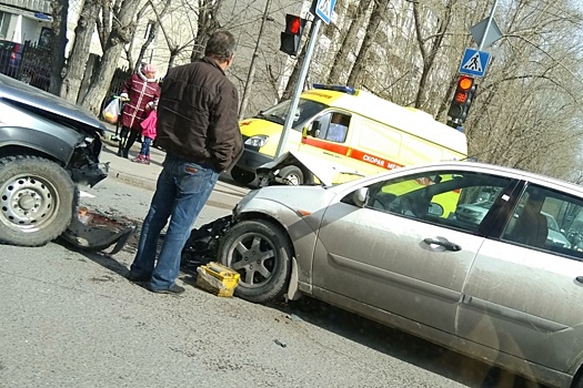 В столкновении двух легковушек на перекрестке Одесской и Котовского пострадала тюменка