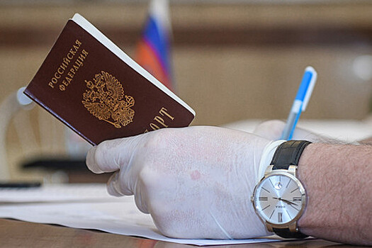 В Мелитополе торжественно вручили российские паспорта местным жителям