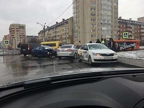 В Калининграде проезд по Карамзина оказался затруднён из-за ДТП