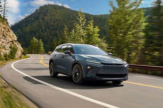 Компания Toyota представила гибридный кроссовер Crown Signia