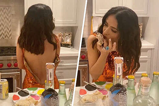 Сальма Хайек в расстегнутом платье ест курицу руками в новом видео