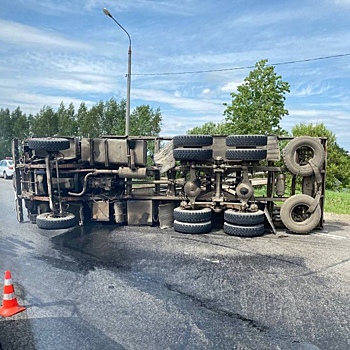 Фура опрокинулась около ТРЦ «Мега» в Нижнем Новгороде