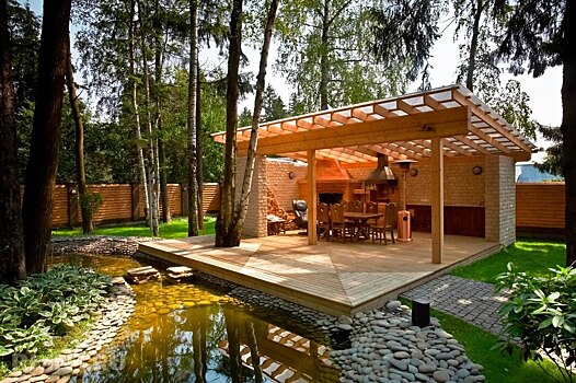 Две трети людей, кто хотел бы жить за городом, желают иметь на участке беседку, баню и барбекю-зону