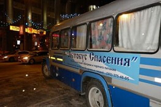 Новосибирские бездомные могут погреться в автобусе с питьем и едой