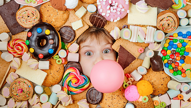 С какого возраста детям можно давать сладости? Отвечают педиатры