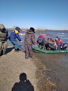 Вода преградила дорогу: на Алтае спасли рыбаков