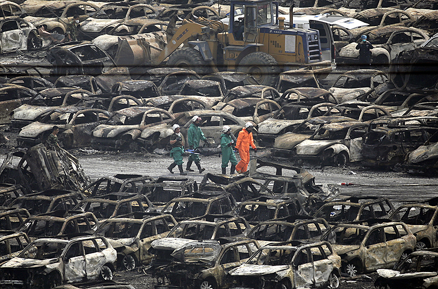 Город превратился в дымящиеся руины, сгорели более тысячи автомобилей.