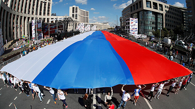 Гигантский триколор: как в Москве отпраздновали День флага России