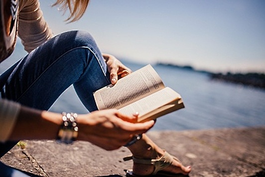 Что почитать в отпуске летом: 12 идеальных книг для путешествия