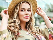 «Талия пропала»: Анна Семенович в силуэтном платье с пайетками блеснула формами на концерте