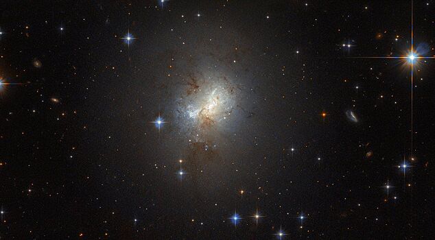 «Хаббл» наблюдает крохотную галактику с большим «сердцем»