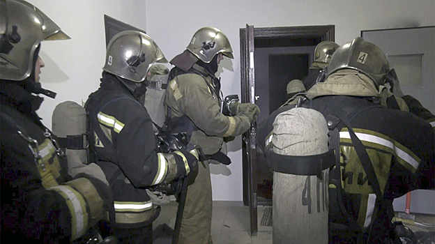 Власти Салехарда оказали помощь хозяйке сгоревшей квартиры на улице Республики