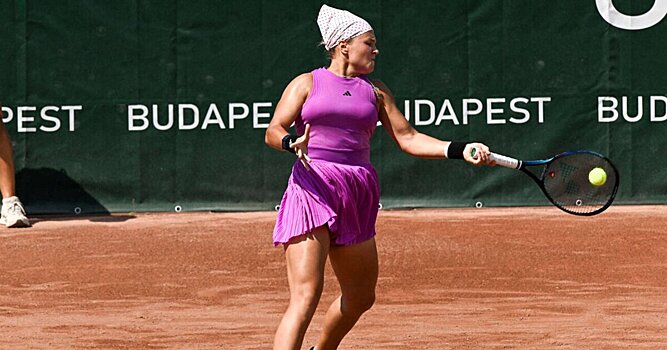 Шнайдер – пятая левша до 21 года, в одном сезоне вышедшая в финалы WTA на всех покрытиях