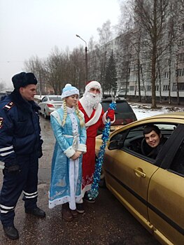 В Смоленской области Госавтоинспекция и Полицейский Дед Мороз поздравили участников дорожного движения с Новым годом и Рожеством