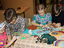 Кроха из Венгерово учит рукодельниц шить