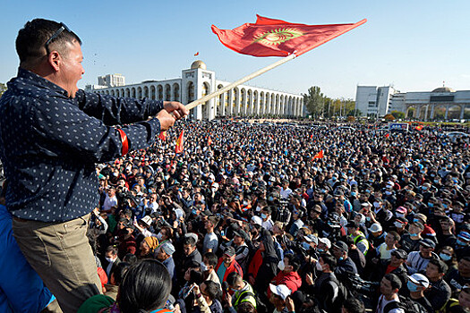 Колонна автомобилей силовиков выстроилась у резиденции президента Киргизии