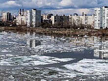 В центре Омска по луже проплыл гребец на байдарке