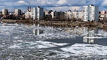 В центре Омска по луже проплыл гребец на байдарке