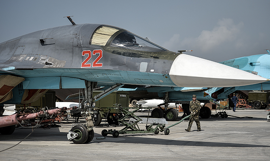 Многофункциональный истребитель-бомбардировщик Су-34 на авиабазе "Хмеймим" в сирийской провинции Латакия.