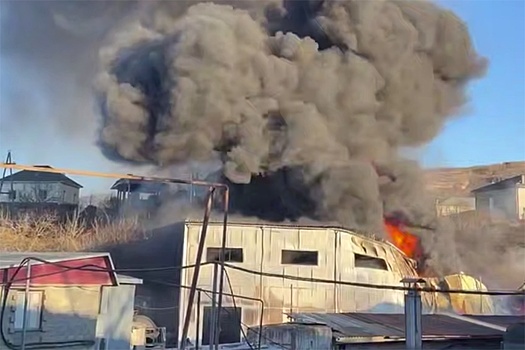 В Кисловодске при пожаре в цеху по пошиву обуви огонь перекинулся на жилые дома