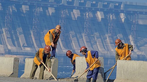 На российских стройках не хватает сотен тысяч работников