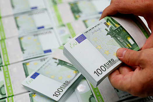 Официальный курс евро вырос на 2 рубля