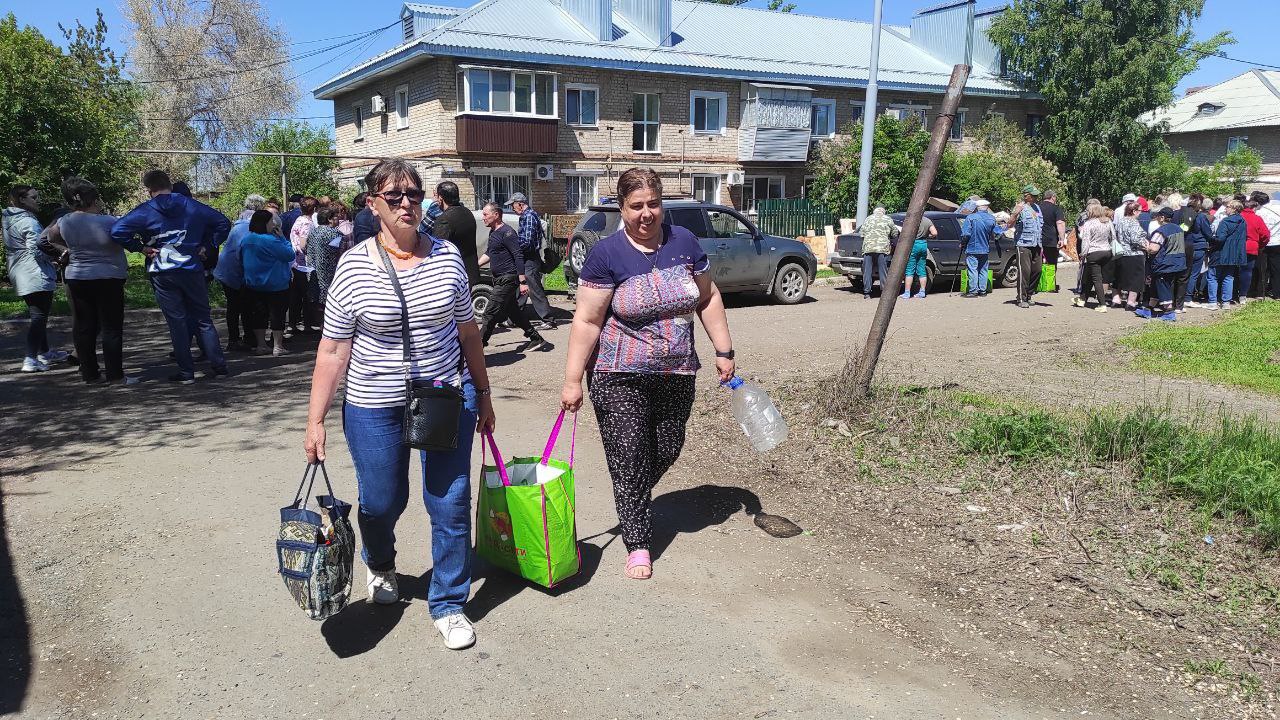 Пострадавшие от наводнения оренбуржцы получают гуманитарную помощь