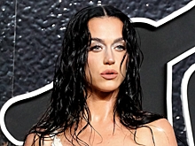 Кэти Перри похвасталась фигурой в сияющем золотом костюме